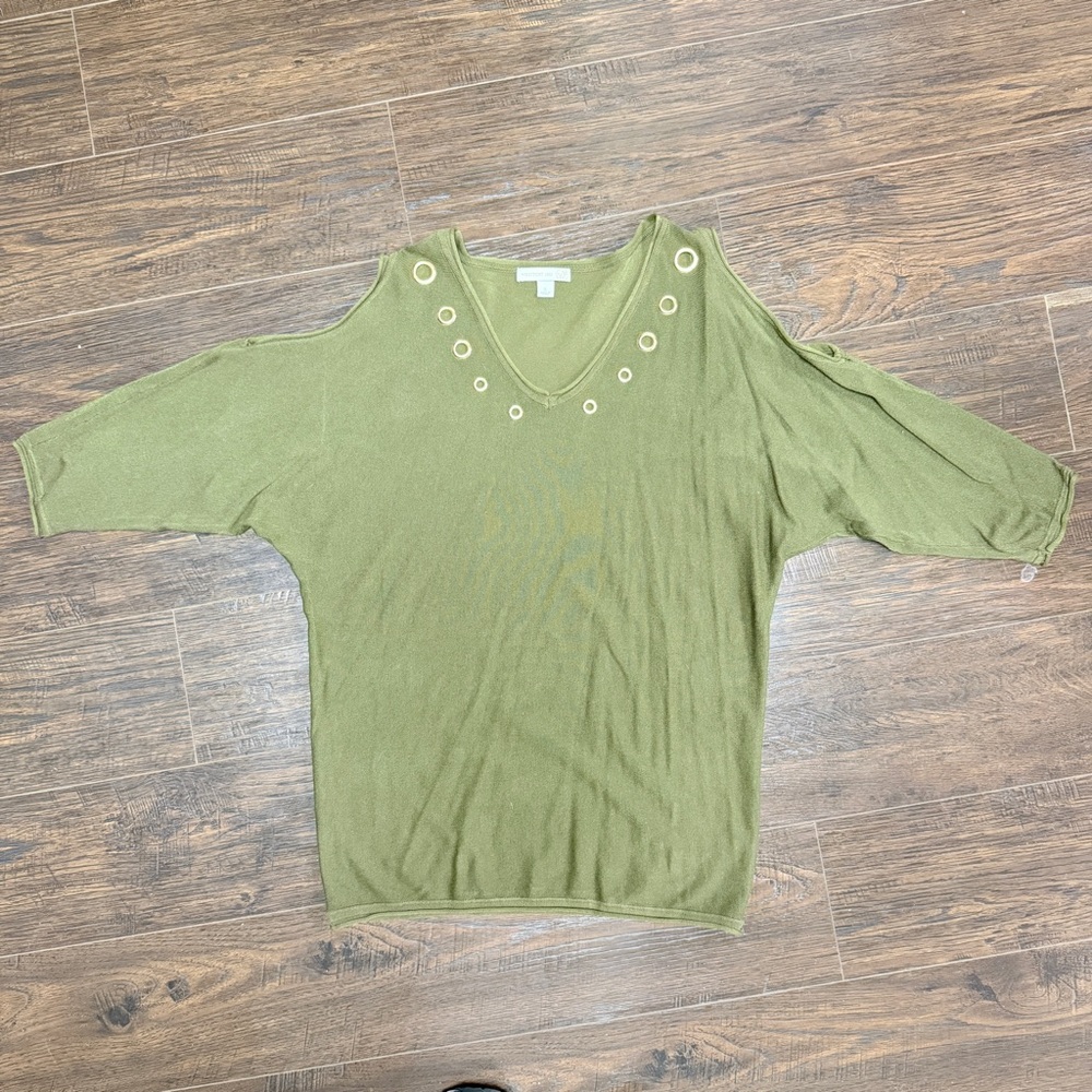 WESTPORT 1962 OLIVE V NECK SILVER GROMMETS COLD SHOULDER LIGHTWEIGHT SWEATER